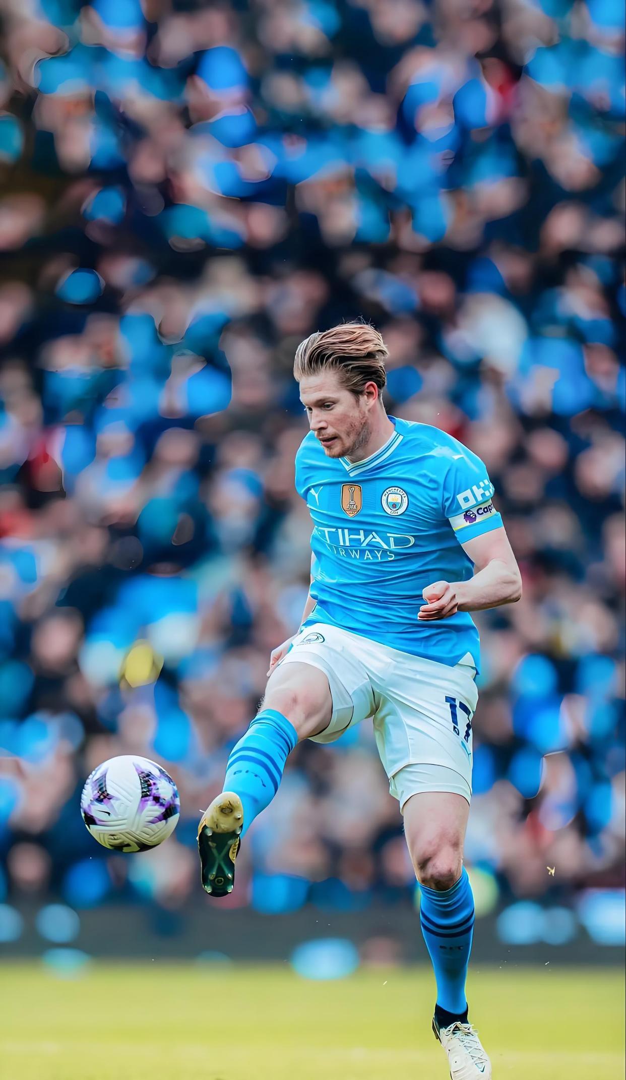 女子在冰面上奔跑拍照，突然冰面破裂女子坠入湖中！