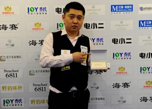 两人依然相 两人依然相