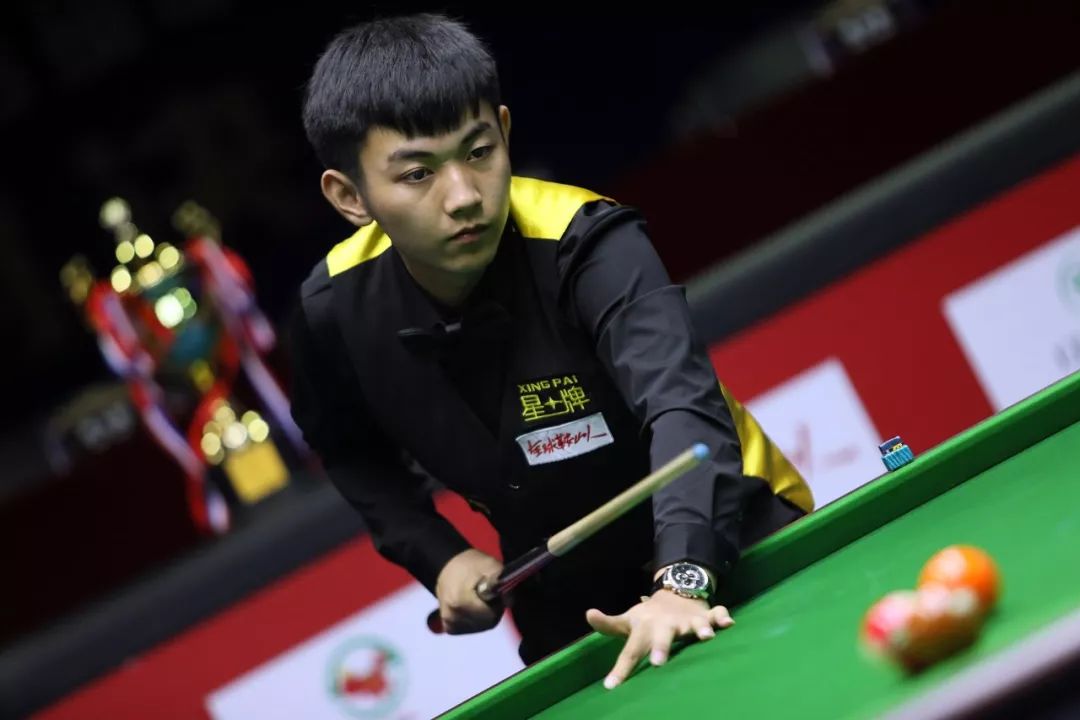 显得有些措 显得有些措