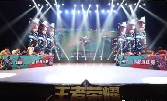 镜头对准挥